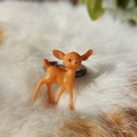 Vintage ringetje met een plastic Bambi erop