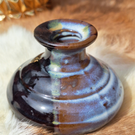 Vintage vaasje bruin/ zwart en wit glazuur, H 7 cm.