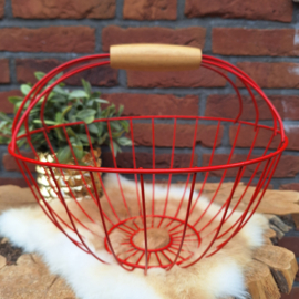Vintage rode draadmand met houten handvat