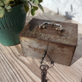 Antiek zwaar metalen geldkistje met 2 sleutels "Beaumont"