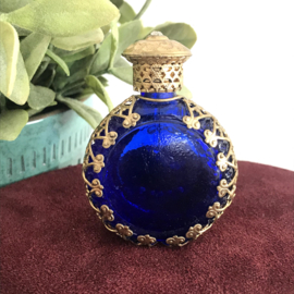 Vintage parfum flesje blauw glas bewerkt met verguld filigraanwerk