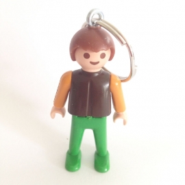 Sleutelhanger Playmobil jongetje bruin shirt of paar vest