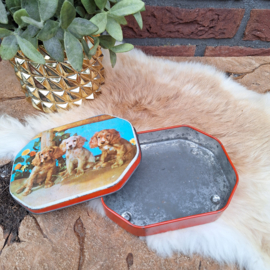 Vintage blikje met afbeelding van een stel Cocker Spaniel puppies