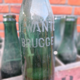 Antieke krat met 24 bierflesjes van diverse Belgische biermerken