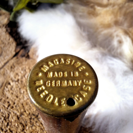 Vintage naaldenkoker 'Magasine in Germany, roodbruin