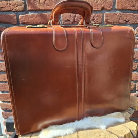 Vintage lederen werk-koffer met prachtig stikwerk én sleutel