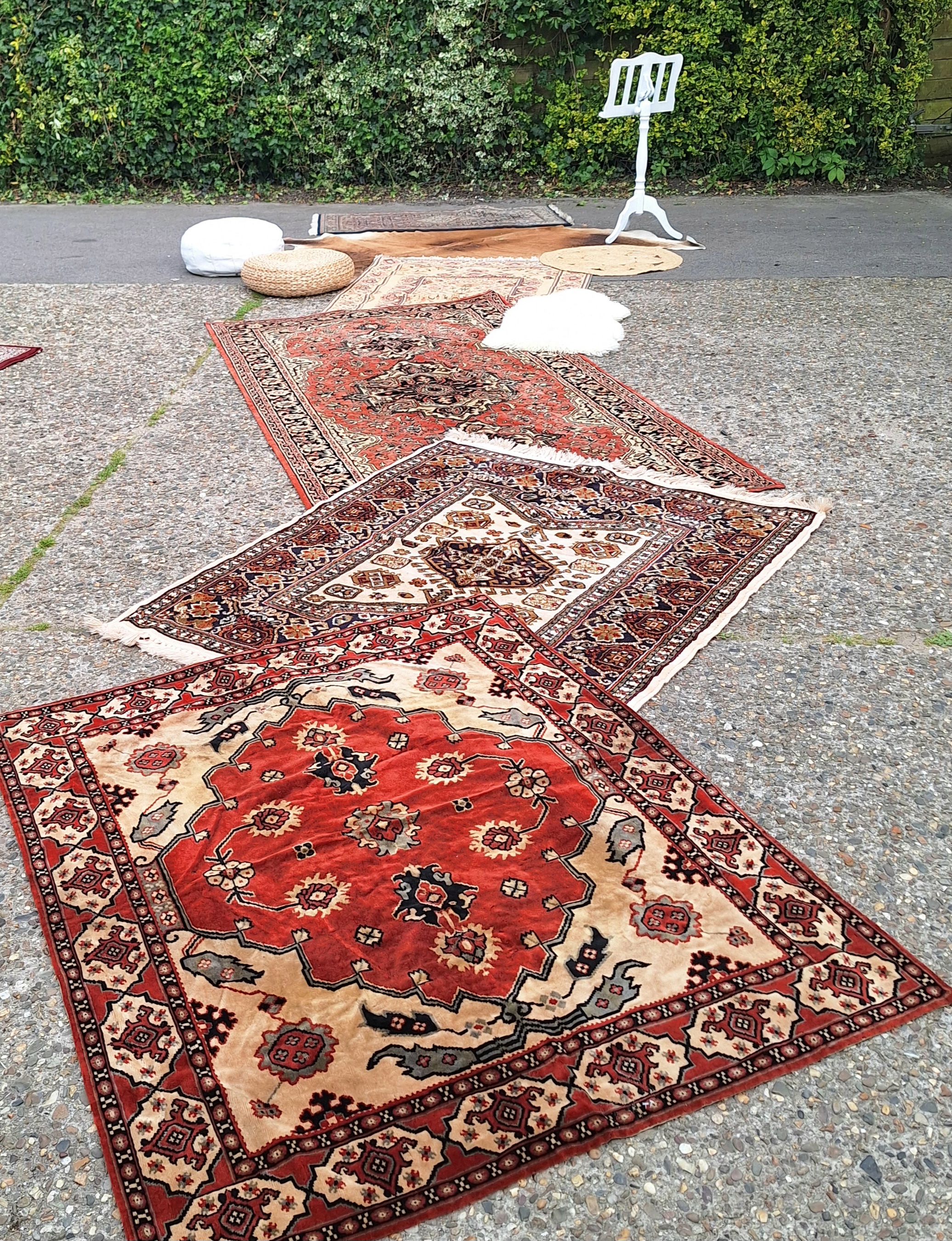 Te huur:  Vintage bruin rotan bankje met kussens in terra