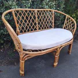 Te huur:  Bankje rotan; perfect voor de ceremonie