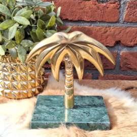Decoratieve koperen palmboom op groen marmeren plaatje