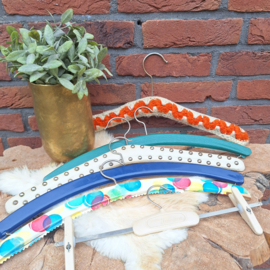 Set vintage kledinghangers divers