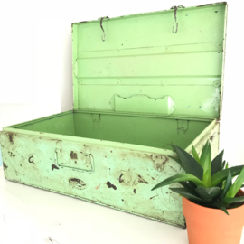 Vintage metalen kist  in prachtige kleur groen