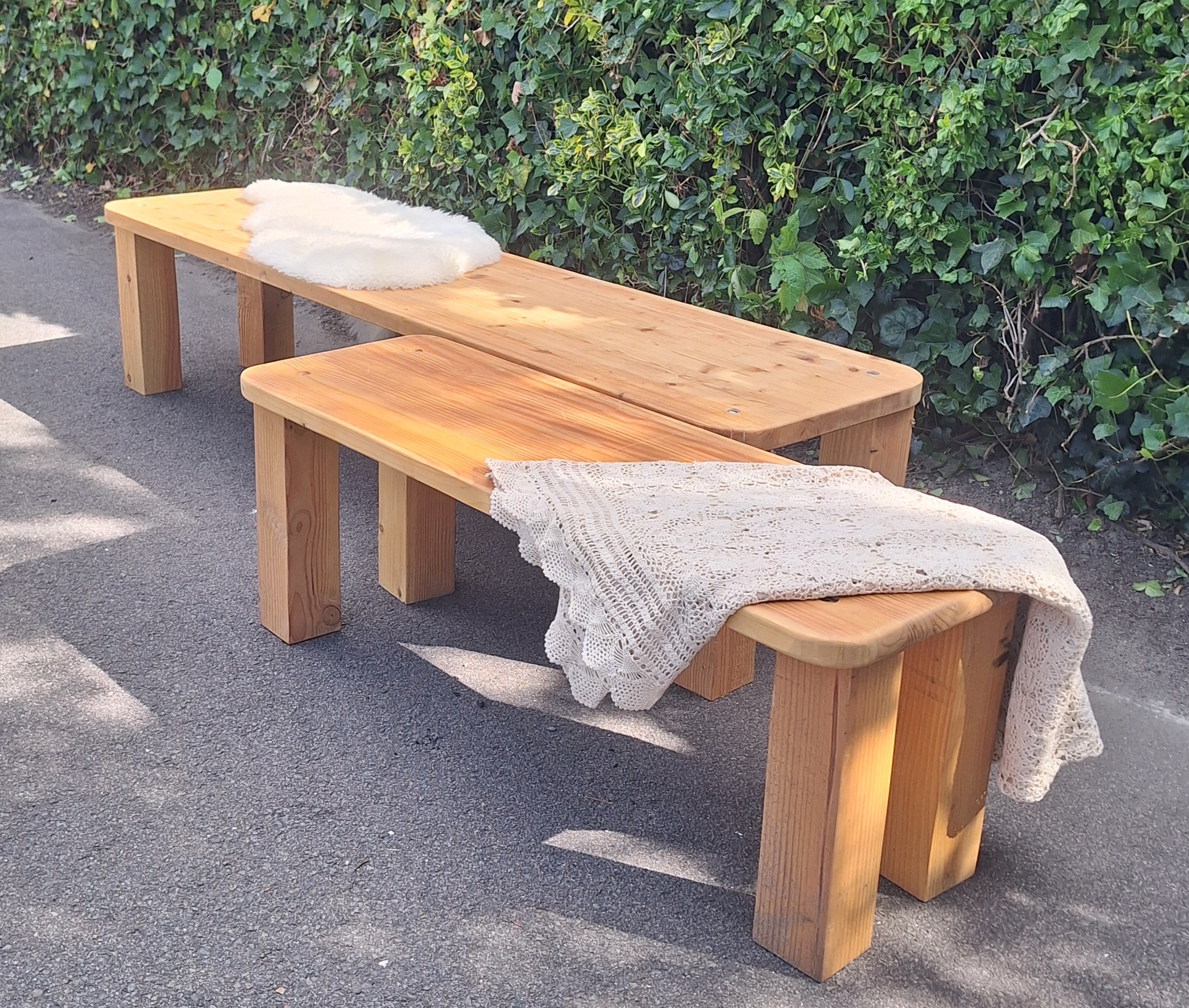 Te huur:  Stevige houten bank