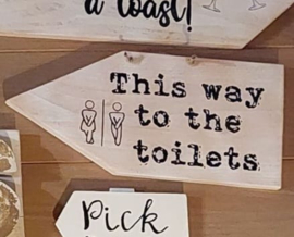 Te huur:  Bord "This way to the toilets" ♥ Nr. 14
