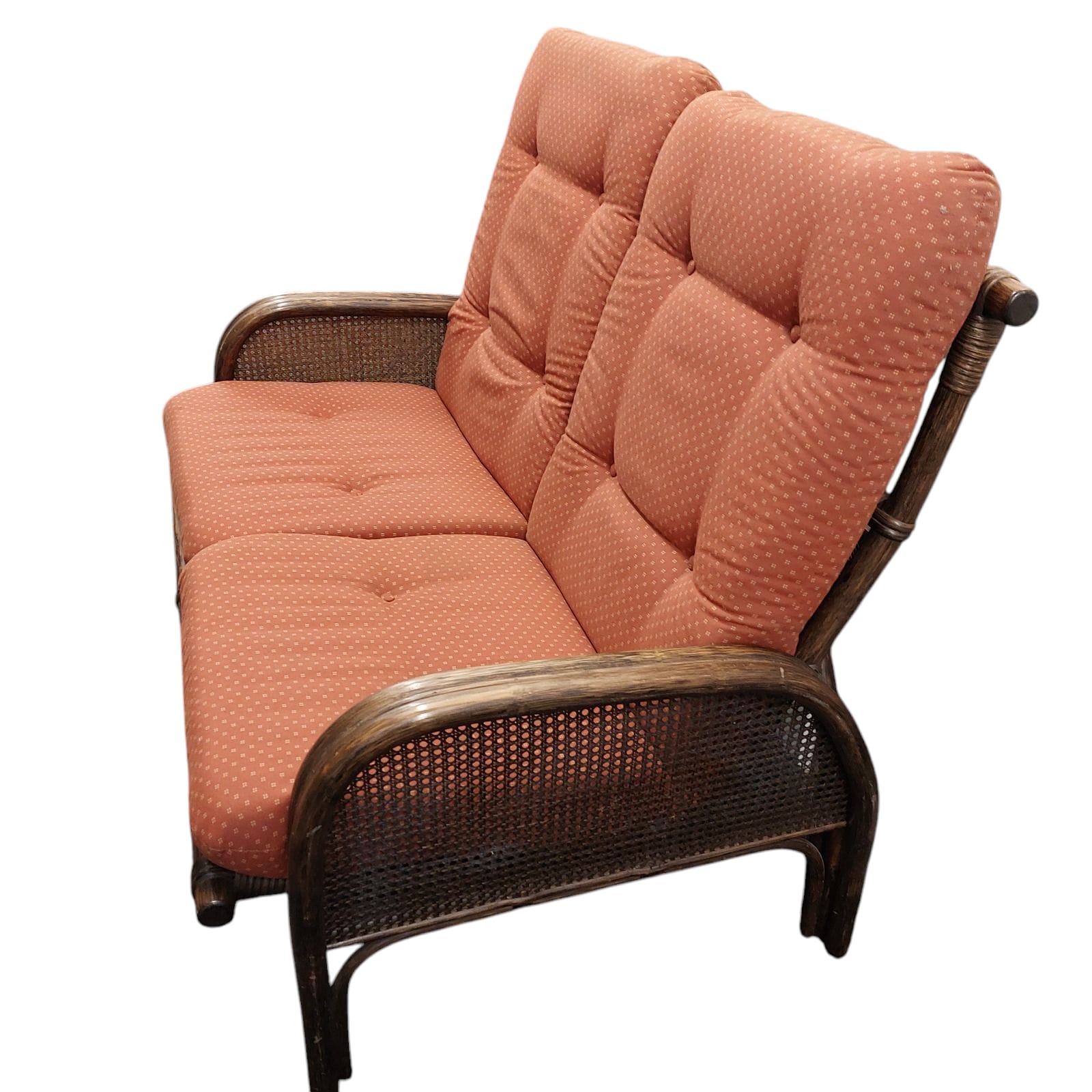 Te huur:  Vintage bruin rotan bankje met kussens in terra