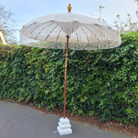 Te huur:  Balinese Macramé parasol crème/ hout