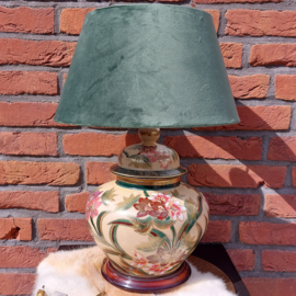Vintage tafellamp; keramieken beschilderde voet met fluwelen kap