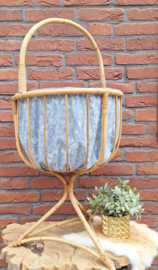 Vintage rotan  wol/ naai mand op pootjes en hengsel