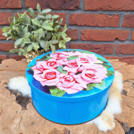 Vintage groot blik turqoise met roze rozen