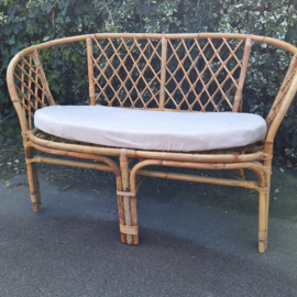 Te huur:  Bankje rotan; perfect voor de ceremonie