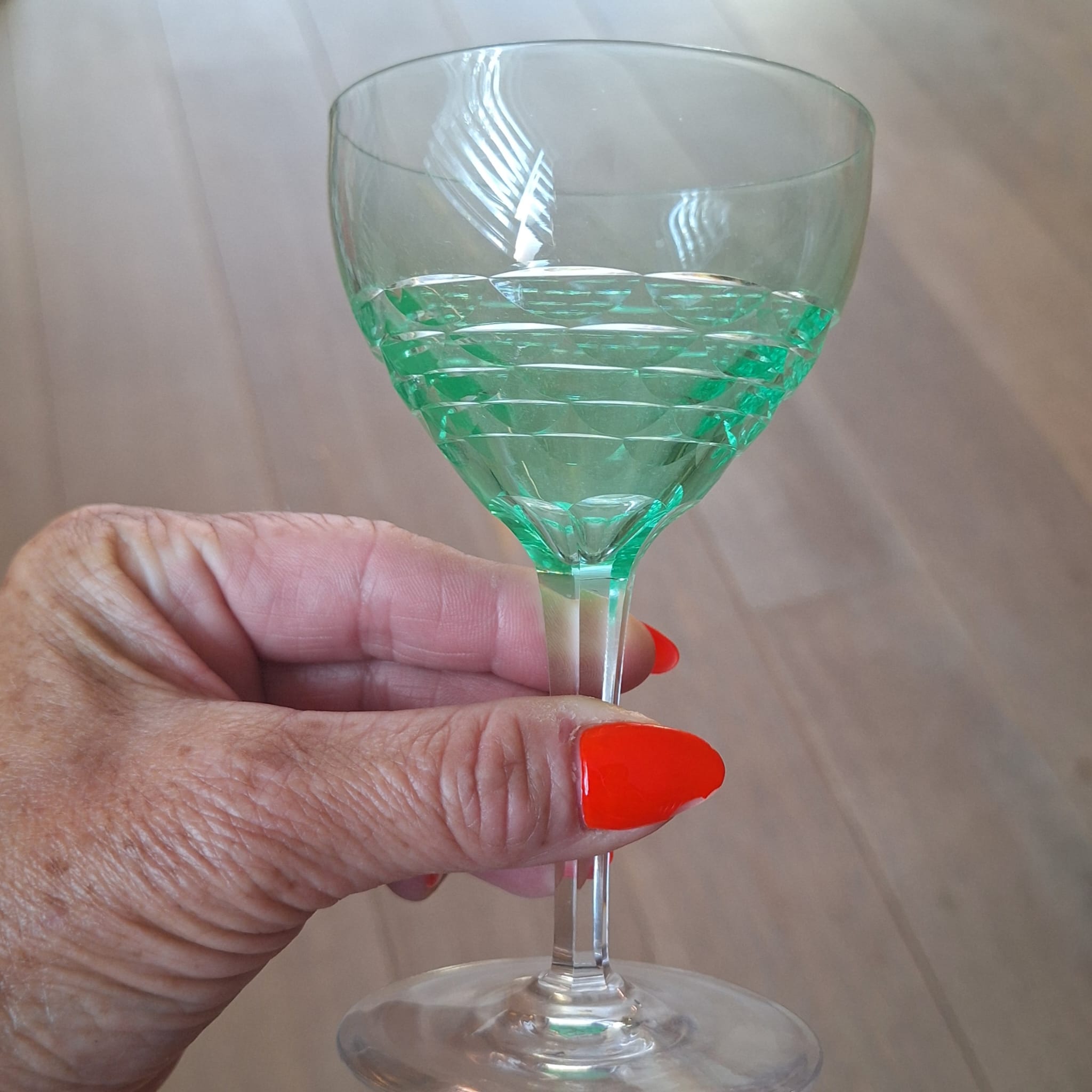 Vintage uraniumglas; likeur of klein wijnglas