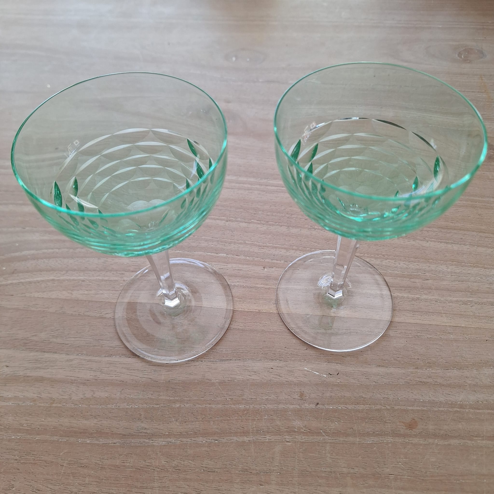 Vintage uraniumglas; likeur of klein wijnglas