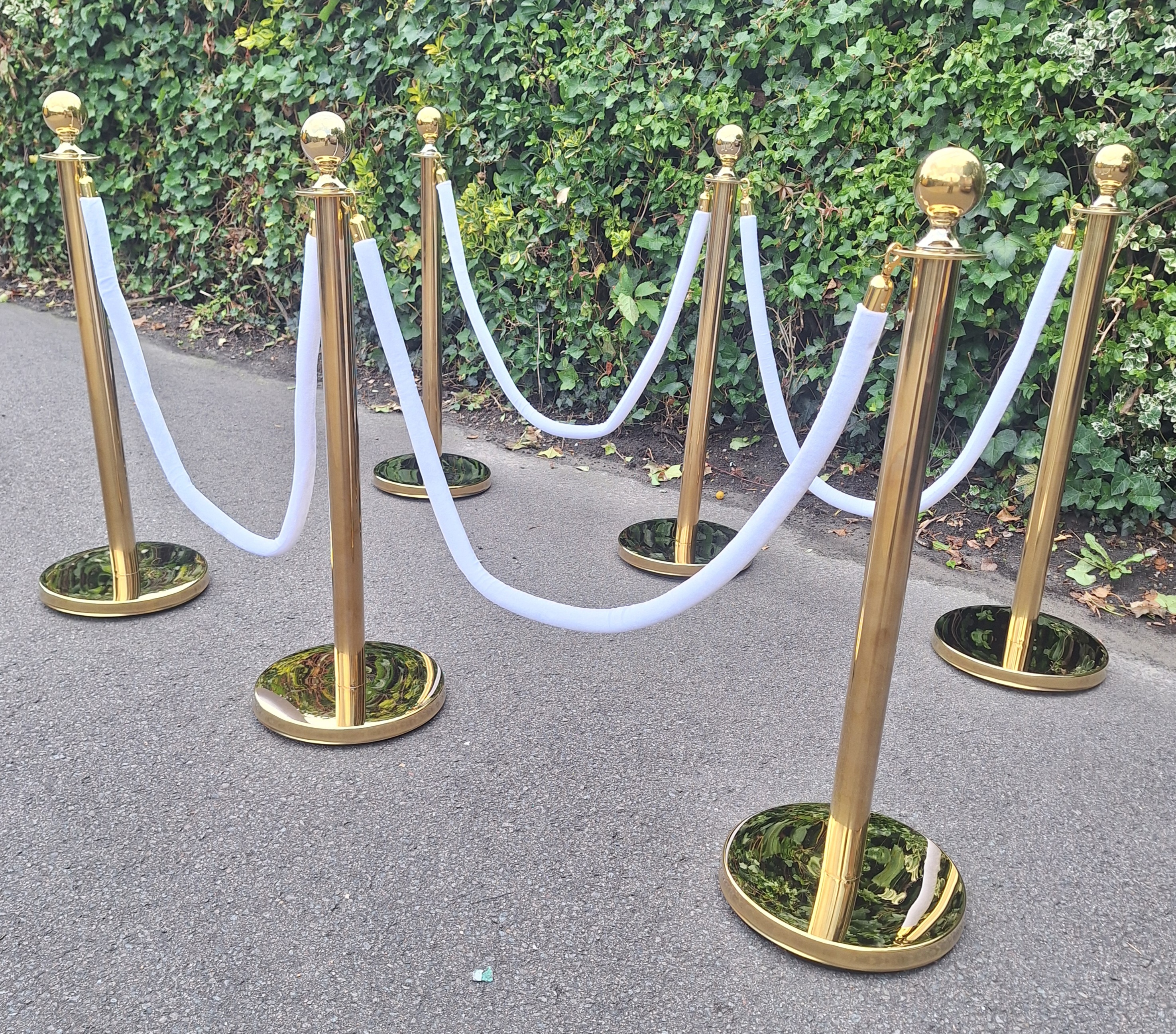 Te huur:  'Gouden' afzetpaaltjes met afzetkoorden in offwhite incl. loper