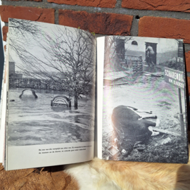 Vintage boek 'De Ramp' inzake de Watersnoodramp in 1953