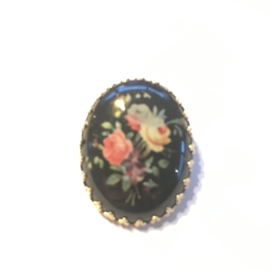 Vintage broche kunststof in metalen kastje met sierlijke rand bloemen