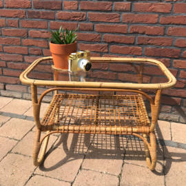 Vintage bamboe/  rotan tafeltje met glazen blad