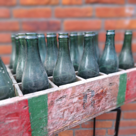Antieke krat met 24 bierflesjes van diverse Belgische biermerken