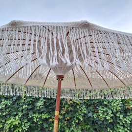 Te huur:  Balinese Macramé parasol crème/ hout