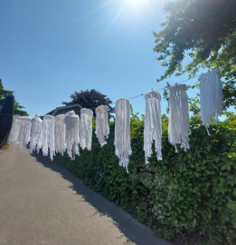 Te huur:  set van 16 handgemaakte macramé 'kwallen' hangers