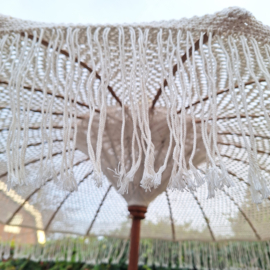 Te huur:  Balinese Macramé parasol crème/ hout