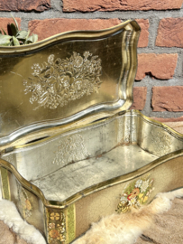 Vintage blik langwerpig met reliëfbloemen
