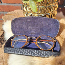 Vintage bril in metalen brillenkoker, incl. voorschrift oogarts  in 1938