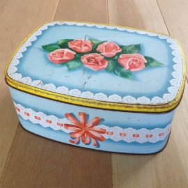 Vintage groot blik blauw met rozen