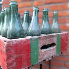Antieke krat met 24 bierflesjes van diverse Belgische biermerken