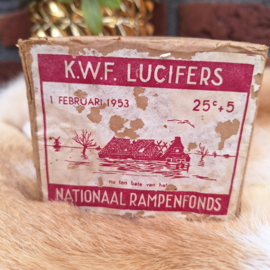 Vintage verpakking van 5 lucifersdoosjes 'K.W.F Lucifers" van het Nationaal Rampenfonds