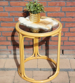 Vintage rotan/ bamboe tafeltje met glazen blad