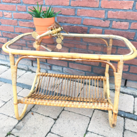 Vintage bamboe/  rotan tafeltje met glazen blad