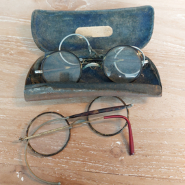 2 Antieke 'ziekenfonds' brillen met 1 metalen brillenkoker