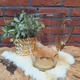 Vintage glazen schenkkan  licht amber met 'duimafdruk'