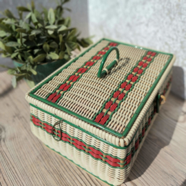 Vintage  naaimand/box met deksel van gevlochten pitriet icm plastic