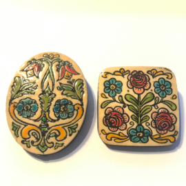 Vintage broche, handgemaakt, kunststof met bloemen vierkant/ ovaal