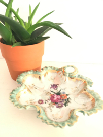 Vintage serveer schaaltje  met bloemendecor en goud rand