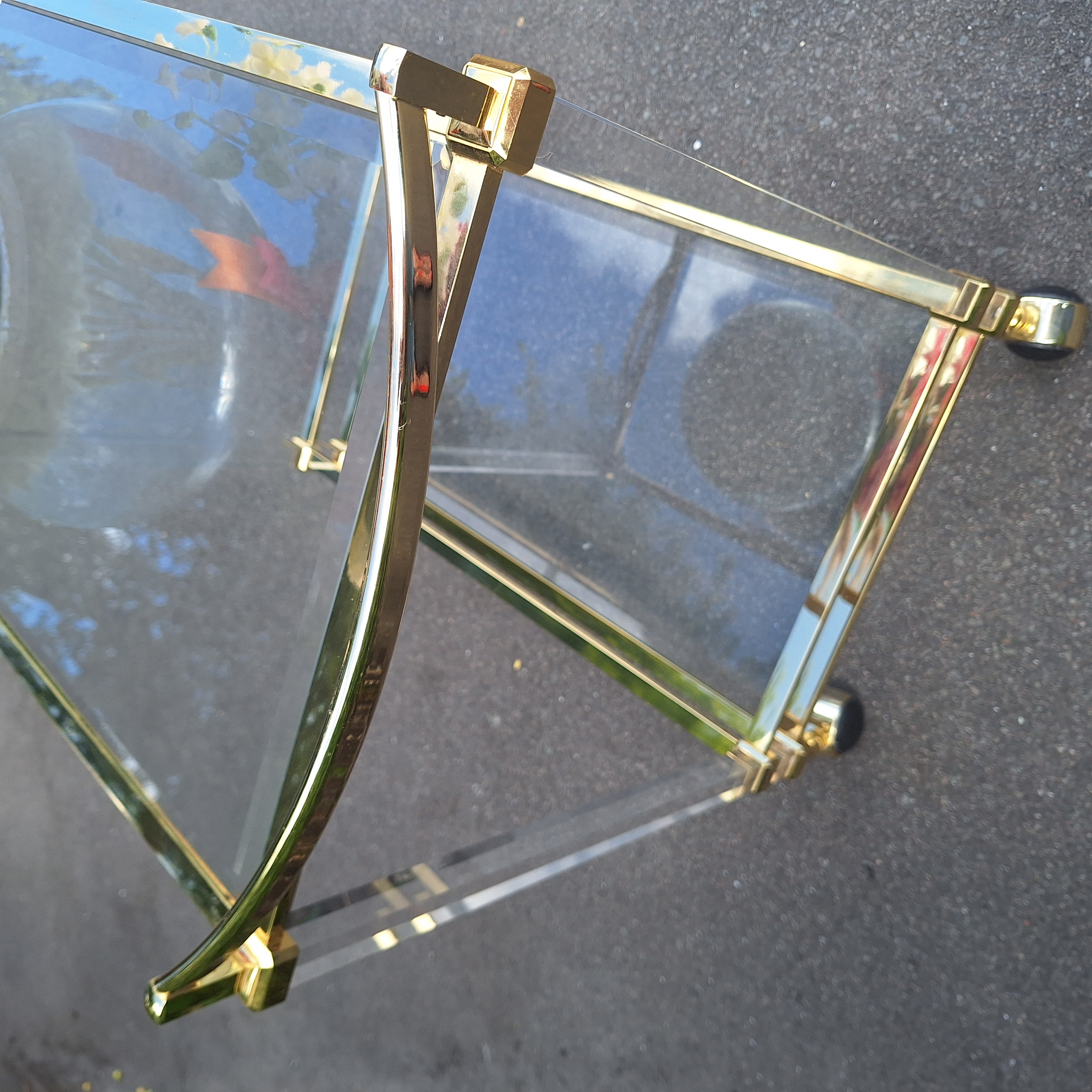 Te huur:  Gouden/ glas serveerwagentje /theetafel / bijzettafel