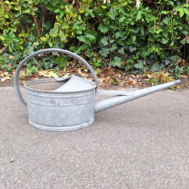 Te huur:  Vintage zinken gieter