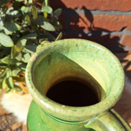 Antieke terracotta geglazuurde water of wijn kan/kruik