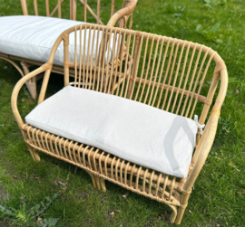 Te huur:  Bankje rotan mini ( kids) perfect voor naast de ouders tijdens huwelijks-ceremonie