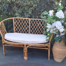 Te huur:  Bankje rotan; perfect voor de ceremonie